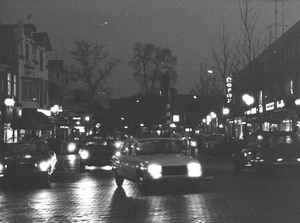 Straat met verkeer bij avond