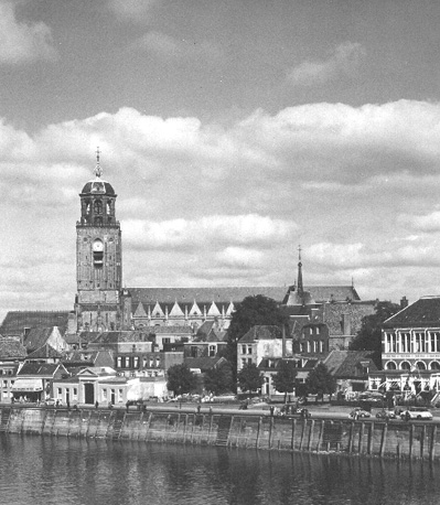 Zicht op Deventer vanaf de Ijsel, Lebuinuskerk