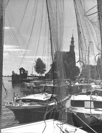 Zicht op plezierboten; op achtergrond: Hoofdtoren