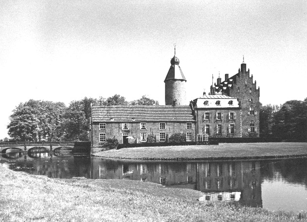 Zicht op zijkant van kasteel