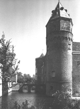 Zijdelings zicht op ingang met brug