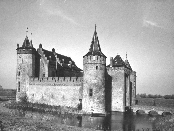 Zicht op Muiderslot (vanuit het zuiden)