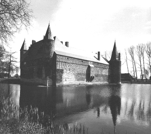 Zicht op het kasteel met gracht