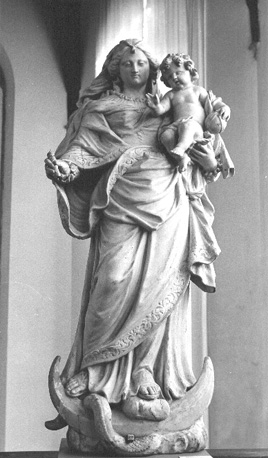 Staande Maria met Christuskind op haar linkerarm