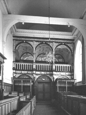 Zicht op oksaal vanuit het westen