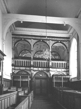 Zicht op oksaal vanuit het westen
