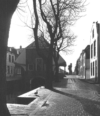 Zicht op zijkant van waag boven het water