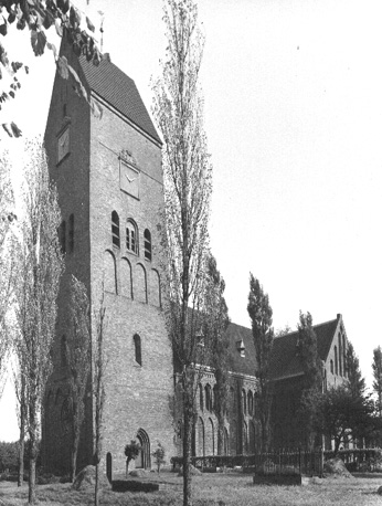 Toren en zuidzijde van kerk vanuit zuidwesten