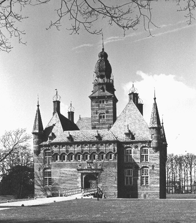 Zicht op kasteel met poort