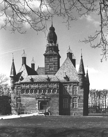 Zicht op kasteel met toegangspoort