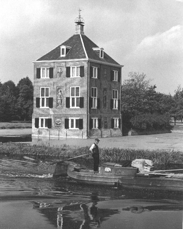 Huis Hofwijk aan de Vliet (kanaal)