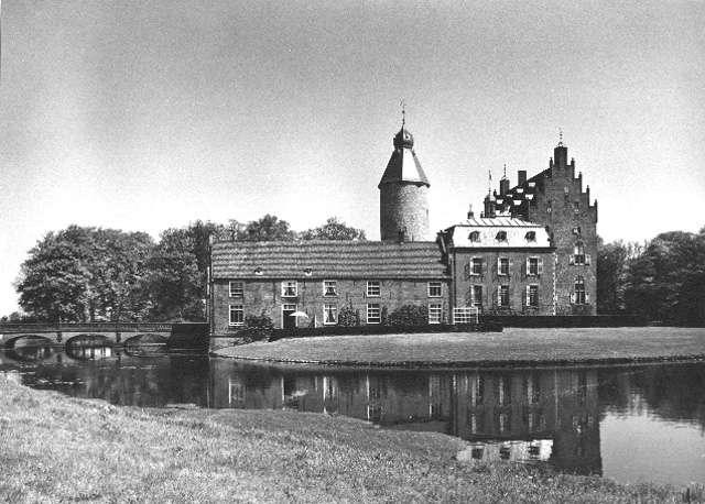 Zicht op zijkant van kasteel