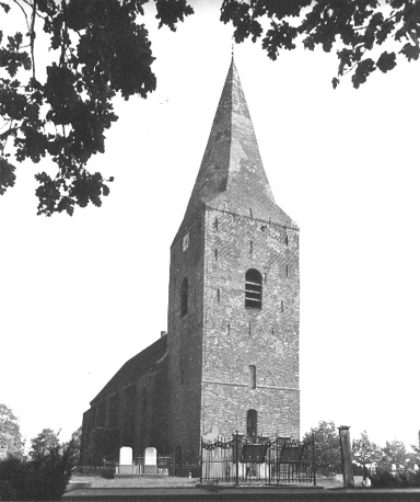 Kerk en toren vanuit het westen