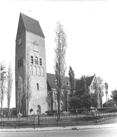Toren en zuidzijde van kerk vanuit het zuidwesten