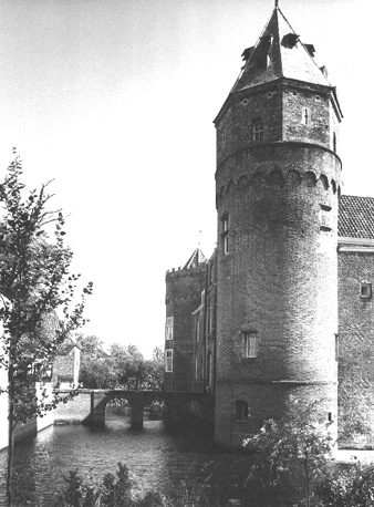 Zijdelings zicht op ingang met brug