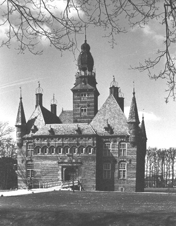 Zicht op kasteel met toegangspoort