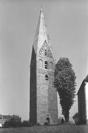 Vrijstaande toren, ten noordwesten van kerk