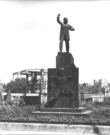 Monument Domela Nieuwenhuis, standbeeld en reliëf