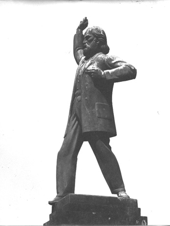Monument Domela Nieuwenhuis, detail: standbeeld