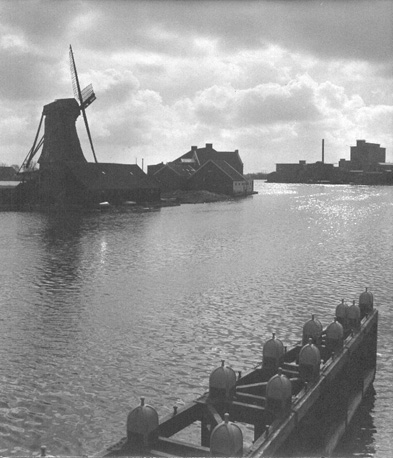 Kanaal de Zaan met houtmolen en moderne industrie tegenover Zaandijk