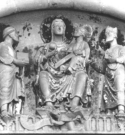 Mariaportaal (Gnadenpforte), timpaan:  tronende Maria met het Christuskind op haar schoot