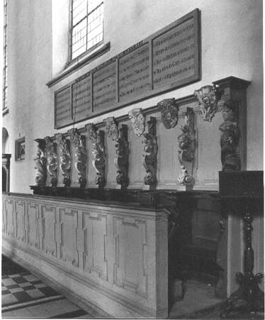Noordelijke zijbeuk: koorgestoelte,