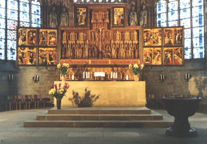 Altaarretabel: kruisiging van Christus, zes paar apostelen, beschilderde vleugels met scènes uit de Passie en uit het leven Maria
