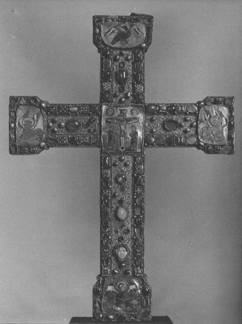 Processiekruis: Christus aan het kruis met Maria en Johannes aan weerszijden (midden), de vier symbolen van de evangelisten aan de uiteinden van het kruis