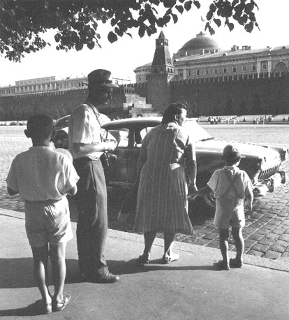 Russisch gezin voor het Kremlin en Lenin-mausoleum
