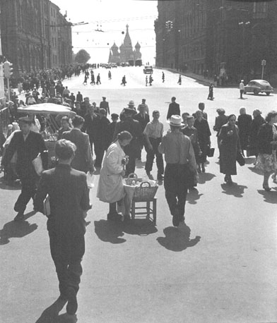 Menigte op straat, op de achtergrond de St. Basileus-kathedraal en Rode plein (zomer ?)