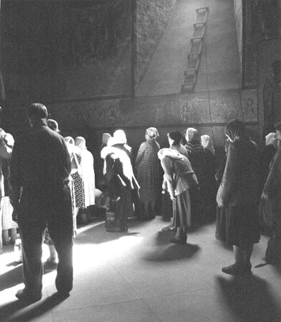 Interieur, mensen in de kerk