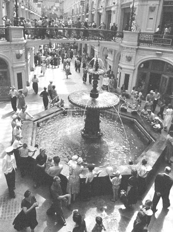 Warenhuis, kruispunt met fontein