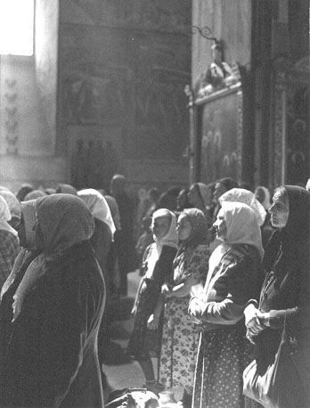 Interieur, mensen in de kerk