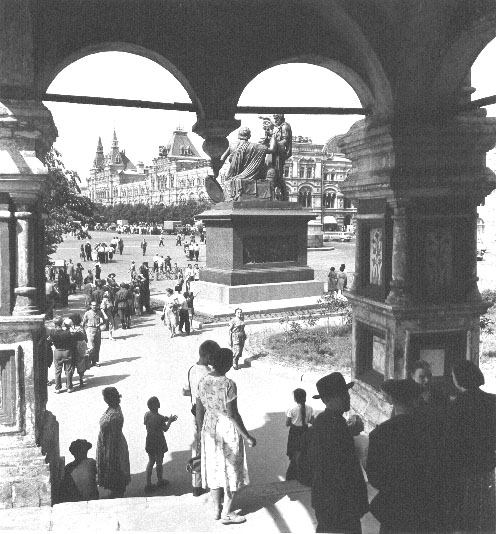 Uitzicht vanuit de Basilieus-kathedraal met zicht op façade van het GOUM (op de achtergrond); voor de kathedraal: standbeeld voor Minin and Pozharsky
