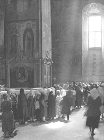 Interieur; mensen rondom  pijler met muurschilderingen