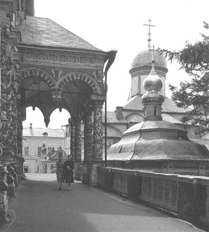 Galerij van refter; rechts: (dak van) Michejewskaja kerk en kathedraal van de Heilige Drieëenheid