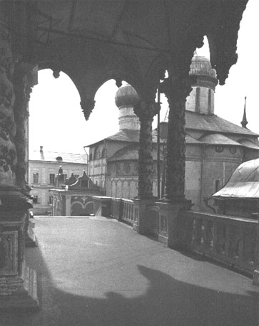 Galerij van refter; rechts: kathedraal van de Heilige Drieëenheid