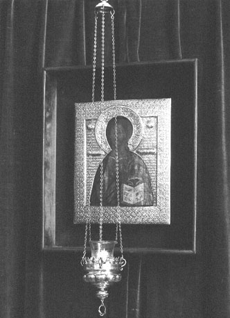 Godslamp; op de achtergrond: icoon met geciseleerde metalen bedekking ("oklad")