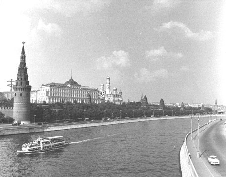 Zicht op Kremlin vanaf de rivier Moskva, van links naar rechts: Watertoren, Grote Kremlinpaleis, kathedralen