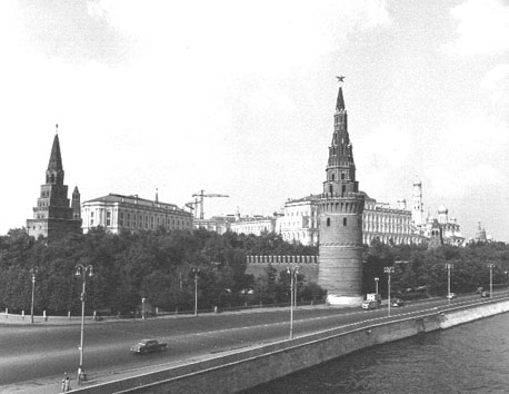 Zicht op Kremlin vanaf de rivier Moskva, van links naar rechts: Borowizkij-toren, Watertoren, Grote Kremlinpaleis, kathedralen