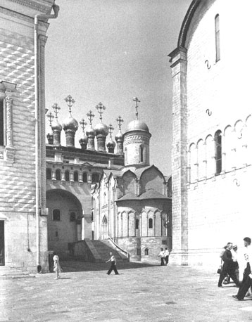 Midden (rechts): kerk van de Nederlegging van het Kleed; midden (links): Terem-kerken met vergulde koepeltjes; links: Facettenpaleis (Granowitaja Palata)