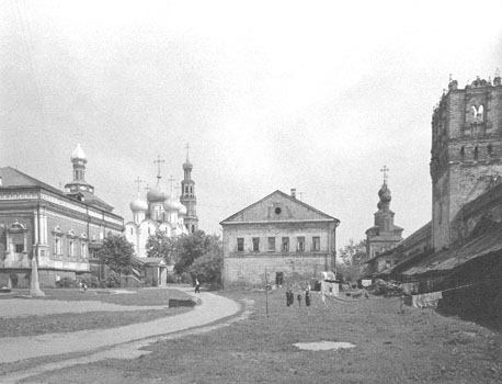 Vanaf links: Trapesa (refter?) met Maria-Hemelvaart kerk, Smolensk kathedraal, klokkentoren, Irina-Palata, zuidelijke poort met Pokrow kerk, vanuit het westen