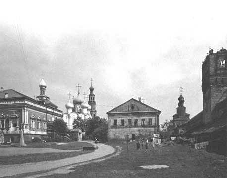 Vanaf links: Trapesa (refter?) met Maria-Hemelvaart kerk, Smolensk kathedraal, klokkentoren, Irina-Palata, zuidelijke poort met Pokrow kerk, vanuit het westen