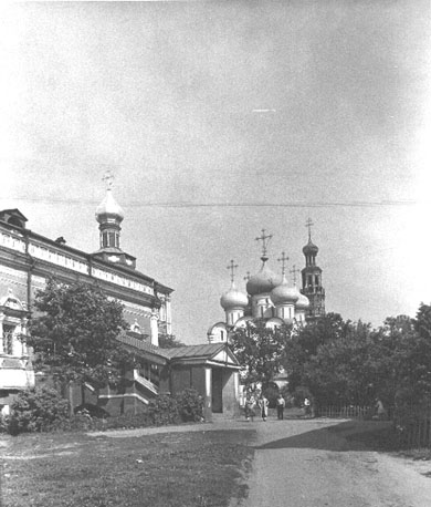 Vanaf links: Trapesa (refter?) met koepel van Maria-Hemelvaart kerk, "Smolensk" kathedraal, klokkentoren, vanuit het westen