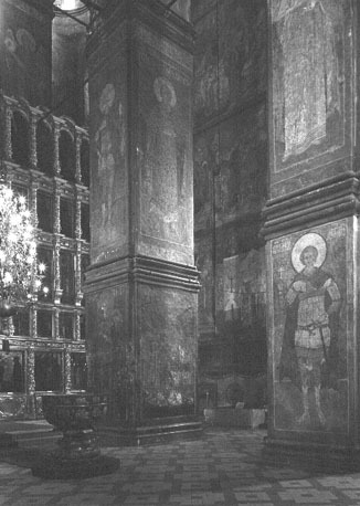 Kathedraal van de Smolensk icoon van onze Lieve Vrouw: iconostase (detail), muurschilderingen op pijlers, wijwaterbek-ken
