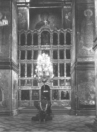 Kathedraal van de Smolensk icoon van onze Lieve Vrouw: iconostase, muur-schilderingen op pijlers, wijwaterbek-ken