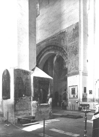 Interieur vanuit het zuidoosten, fresco's rond scheiboog; links: beschilderde tsarenzetel