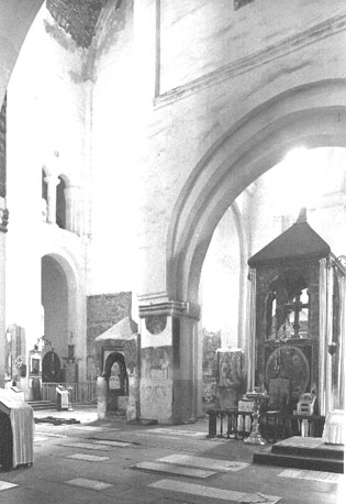 Interieur vanuit het noordwesten; onder scheiboog: stenen, beschilderde baldakijn; links van scheiboog: beschilderde tsarenzetel