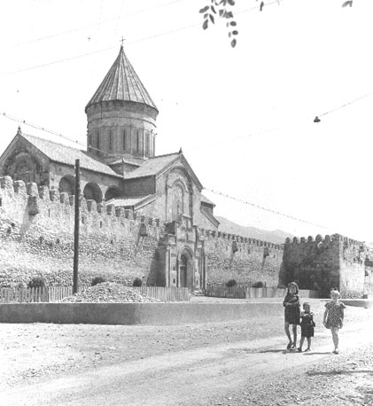 Kathedraal met verstrekte muur, vanuit het zuiden gezien