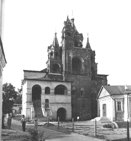 Klokkenstoel (links) en deel van de Kerk van de Icoon van onze Gezegende Moeder van Kazan